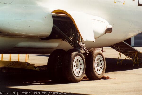 main undercarriage - port